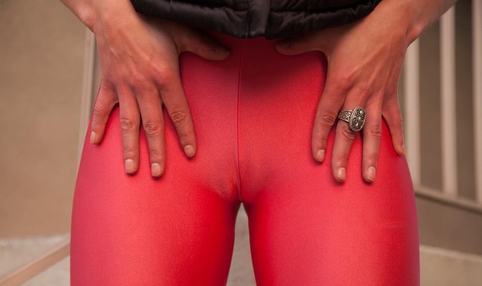 pic of Taniya wearing tight red spandex yoga pants